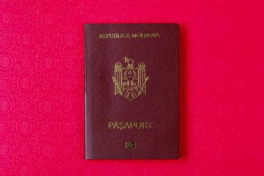 Moldova Cumhuriyeti vatandaşının modern yabancı pasaportu. Metin için kopyalama alanı olan arkaplan.