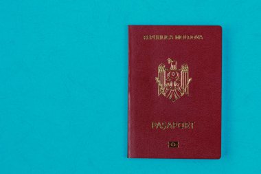 Moldova Cumhuriyeti vatandaşının modern yabancı pasaportu. Metin için sol tarafta kopyalama alanı olan arkaplan.