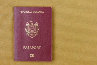 Moldova Cumhuriyeti vatandaşının modern yabancı pasaportu. Metin için sağda kopyalama alanı olan arkaplan.