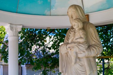 Bebek İsa, dini heykel. Metin için kopyalama alanı olan arkaplan. İnancın ve dinin sembolü.