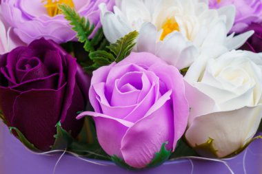 Sabundan yapılan yapay çiçekler. Seçici odaklı hediye buketi. Bir kızın doğum gününü ya da kadınlar bayramını kutlarım. Düğün ve nişan. Yakın plan arkaplan.