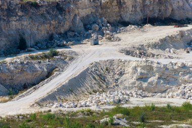 Taşın çıkarılması için devasa bir taş ocağı işletiliyor. Doğal kireç taşı. Metin için kopyalama alanı olan arkaplan