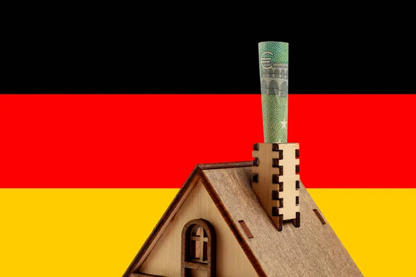 Euro Schein Kamin Eines Holzspielzeughauses Vor Dem Hintergrund Der Deutschland — Stockfoto