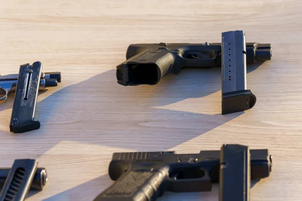 Silahların arasında masada bir silah, seçici bir odaklanma. Suç haberleri geçmişi. Ateşli silah sahipleri için kurallar kavramı. Atış talimi. Kaçak mala el koyma ve yasadışı taşıma..