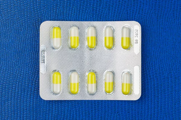 Blister Eller Förpackning Med Tio Tabletter Eller Piller Mörkblå Bakgrund — Stockfoto