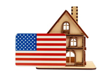 Tahta oyuncak sembolik ev ve beyaz izole arka planda Amerikan bayrağı.