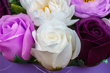 Sabundan yapılan yapay çiçekler. Seçici odaklı hediye buketi. Bir kızın doğum gününü ya da kadınlar bayramını kutlarım. Düğün ve nişan. Yakın plan arkaplan.