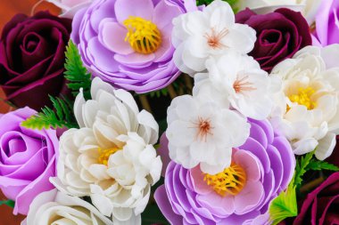 Sabundan yapılan yapay çiçekler. Seçici odaklı hediye buketi. Bir kızın doğum gününü ya da kadınlar bayramını kutlarım. Düğün ve nişan. Yakın plan arkaplan.