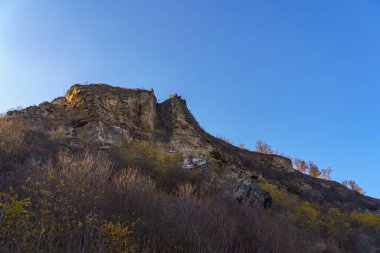 Doğu Avrupa 'nın vahşi kayalık ve dağlık doğası. Metin için kopya alanı olan peyzaj arkaplanı. Seçici odaklanma, tonlama.