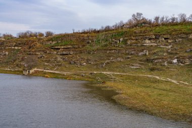 Moldova 'daki Reut nehri azalıyor. Kaybolan nehirler ve kurumuş su depoları. Gezegenin ekolojisi sorunları. Küresel ısınma ve iklim değişikliği. Metin için kopyalama alanı olan arkaplan