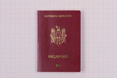 Moldova Cumhuriyeti vatandaşının modern yabancı pasaportu. Metin için kopyalama alanı olan arkaplan.