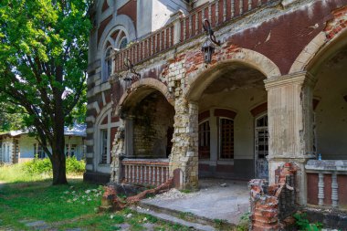 Terk edilmiş, 19. yüzyılın çürüyen tarihi mirası, eski, sahipsiz bir mülk. Metin için kopyalama alanı olan arkaplan
