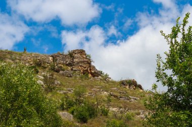 Doğu Avrupa 'nın vahşi kayalık ve dağlık doğası. Metin için kopya alanı olan peyzaj arkaplanı. Seçici odaklanma, uyumlu. Tipovo veya Tipova köyü, Moldova 'ya hoş geldiniz..