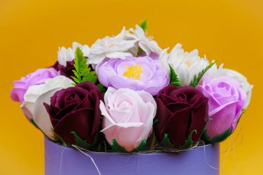 Sabundan yapılan yapay çiçekler. Seçici odaklı hediye buketi. Bir kızın doğum gününü ya da kadınlar bayramını kutlarım. Düğün ve nişan.