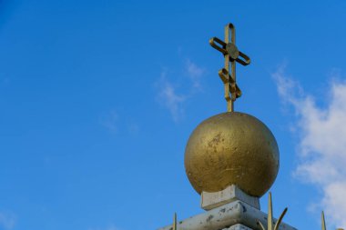 Hristiyanlığın dini bir sembolü olarak haç. İnancın dini işareti. Metin için kopyalama alanı olan arkaplan