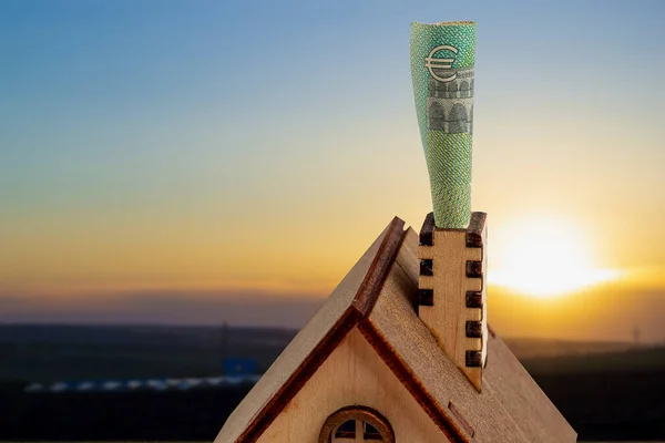 Euro Bill Chimney Wooden Toy Symbolic House Blurred Sunset Background — Foto Stock