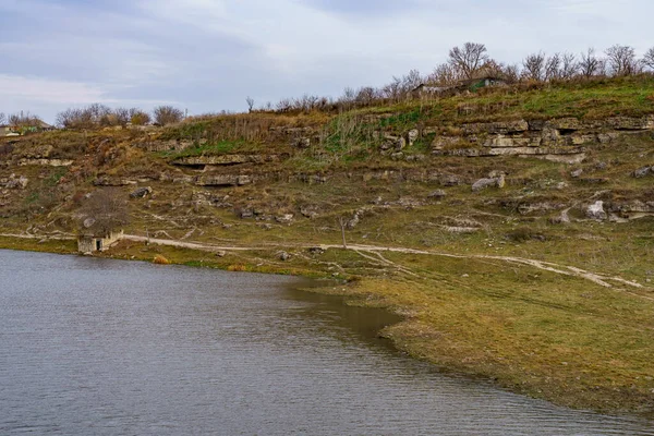 减少摩尔多瓦的鲁特河 河流消失 水库干涸 地球的生态问题 全球变暖和气候变化 带有文本复制空间的背景 — 图库照片