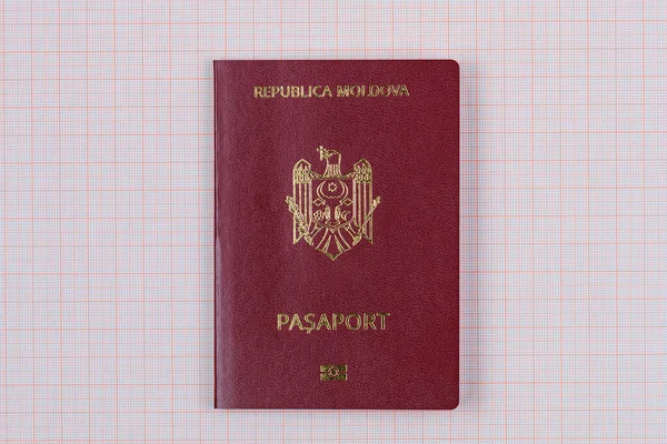 モルドバ共和国市民の近代的な外国パスポート テキストのコピースペースを持つ背景 — ストック写真