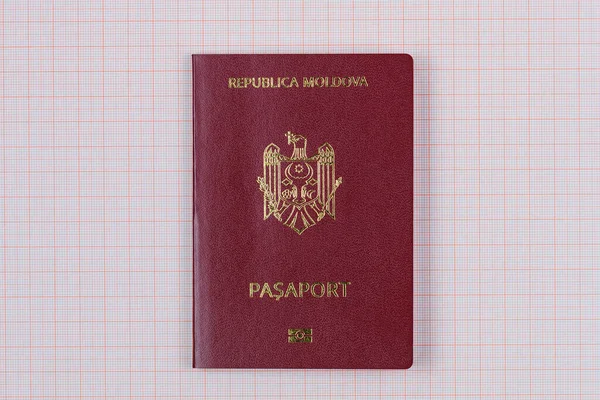 Moldova Cumhuriyeti vatandaşının modern yabancı pasaportu. Metin için kopyalama alanı olan arkaplan.