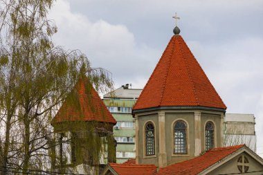 Şehir ortamında eski bir kilise. Metin veya yazı için kopyalama alanı olan arkaplan