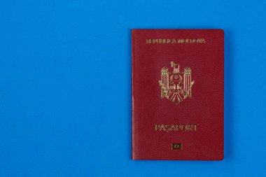 Moldova Cumhuriyeti vatandaşının modern yabancı pasaportu. Metin için sol tarafta kopyalama alanı olan arkaplan.