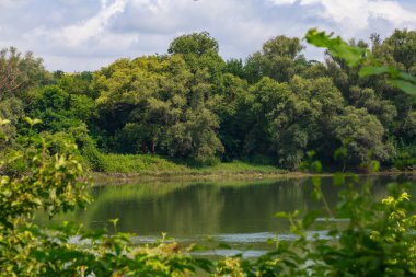 Göl ya da göl doğada. Metin veya yazı için kopyalama alanı olan arkaplan
