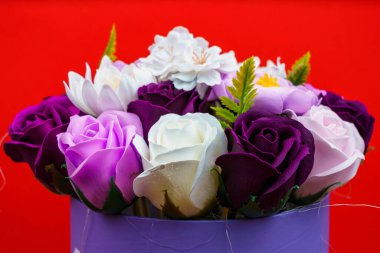 Sabundan yapılan yapay çiçekler. Seçici odaklı hediye buketi. Bir kızın doğum gününü ya da kadınlar bayramını kutlarım. Düğün ve nişan.