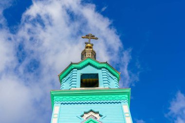 Eski ahşap kilisenin binası. Metin için kopyalama alanı olan arkaplan. İnancın ve dinin sembolü.