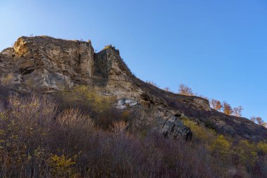 Doğu Avrupa 'nın vahşi kayalık ve dağlık doğası. Metin için kopya alanı olan peyzaj arkaplanı. Seçici odaklanma, tonlama.