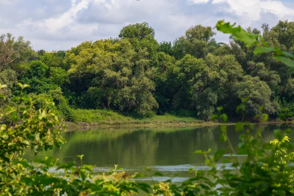 Göl ya da göl doğada. Metin veya yazı için kopyalama alanı olan arkaplan