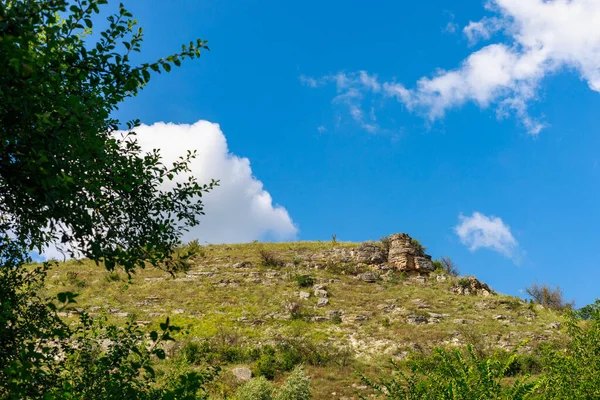 Doğu Avrupa 'nın vahşi kayalık ve dağlık doğası. Metin için kopya alanı olan peyzaj arkaplanı. Seçici odaklanma, uyumlu. Tipovo veya Tipova köyü, Moldova 'ya hoş geldiniz..