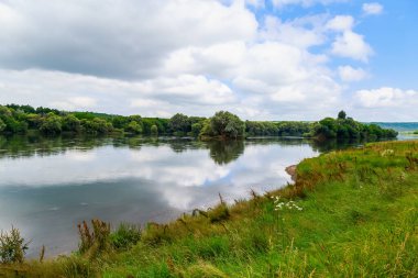 Geniş nehir. Metin veya harfler için kopya alanı olan Doğu Avrupa arka planı. Balık tutmak ve rafting yapmak için ideal. Bir turistin gözlerinden bak.