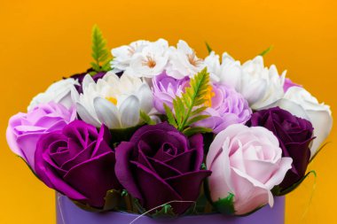 Sabundan yapılan yapay çiçekler. Seçici odaklı hediye buketi. Bir kızın doğum gününü ya da kadınlar bayramını kutlarım. Düğün ve nişan.