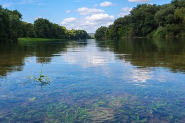 Geniş nehir. Metin veya harfler için kopya alanı olan Doğu Avrupa arka planı. Balık tutmak ve rafting yapmak için ideal. Bir turistin gözlerinden bak.