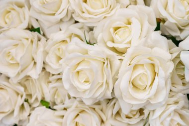 Dekoratif yapay çiçekler kapanıyor. Seçici odak arkaplanı veya arkaplan