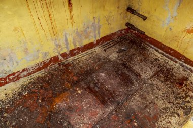 Terk edilmiş nükleer karşıtı bir askeri sığınağın içi. Ürkütücü bir yer, kıyamet sonrası geçmiş.