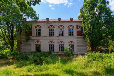 Terk edilmiş, 19. yüzyılın çürüyen tarihi mirası, eski, sahipsiz bir mülk. Metin için kopyalama alanı olan arkaplan