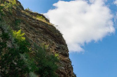 Doğu Avrupa 'nın vahşi kayalık ve dağlık doğası. Metin için kopya alanı olan peyzaj arkaplanı. Seçici odaklanma, uyumlu. Tipovo veya Tipova köyü, Moldova 'ya hoş geldiniz..