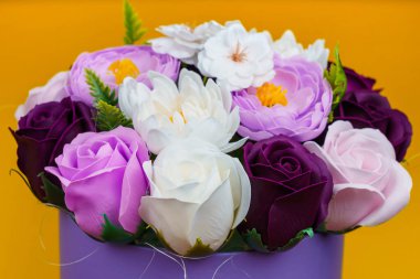 Sabundan yapılan yapay çiçekler. Seçici odaklı hediye buketi. Bir kızın doğum gününü ya da kadınlar bayramını kutlarım. Düğün ve nişan.