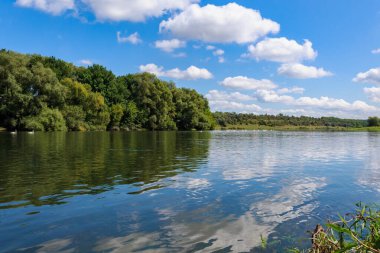 Geniş nehir. Metin veya harfler için kopya alanı olan Doğu Avrupa arka planı. Balık tutmak ve rafting yapmak için ideal. Bir turistin gözlerinden bak.