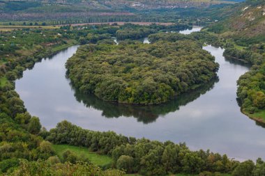 Doğada nehirde kalp şeklinde bir ada. Metin veya yazı için kopyalama alanı olan arkaplan