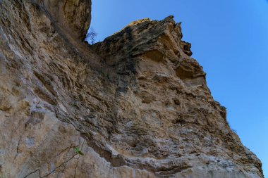 Doğu Avrupa 'nın vahşi kayalık ve dağlık doğası. Metin için kopya alanı olan peyzaj arkaplanı. Seçici odaklanma, tonlama.