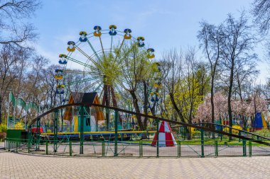 Çiçek açan ağaçlarla dolu bir bahar şehri. Metin veya yazı için kopyalama alanı olan arkaplan