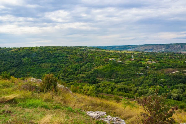 Tipik Moldova yeşil tarım ülkesi Moldova Cumhuriyeti manzarası. Metin veya yazı için kopyalama alanı olan arkaplan