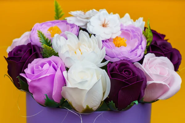 Sabundan yapılan yapay çiçekler. Seçici odaklı hediye buketi. Bir kızın doğum gününü ya da kadınlar bayramını kutlarım. Düğün ve nişan.