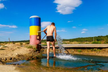 Doğal maden suyu kaynaklı turist. Metin veya yazıtlar için kopyalama alanı olan bir arkaplan. Gotesti, Cantemir bölgesi, Moldova 'ya hoş geldiniz..