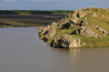 Doğu Avrupa 'nın vahşi kayalık ve dağlık doğası. Metin için kopya alanı olan peyzaj arkaplanı. Seçici odaklanma, uyumlu. Konstantinovka Köyü, Moldova 'ya hoş geldiniz..