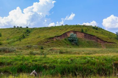 Edinet Moldova Toltry. Dağlık kireçtaşı sırtı. Metin veya harfler için kopya alanı olan Doğu Avrupa arka planı. Tepe alanı.