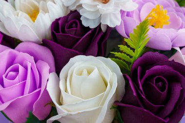 Sabundan yapılan yapay çiçekler. Seçici odaklı hediye buketi. Bir kızın doğum gününü ya da kadınlar bayramını kutlarım. Düğün ve nişan. Yakın plan arkaplan.