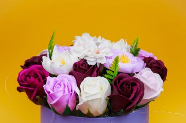 Sabundan yapılan yapay çiçekler. Seçici odaklı hediye buketi. Bir kızın doğum gününü ya da kadınlar bayramını kutlarım. Düğün ve nişan.